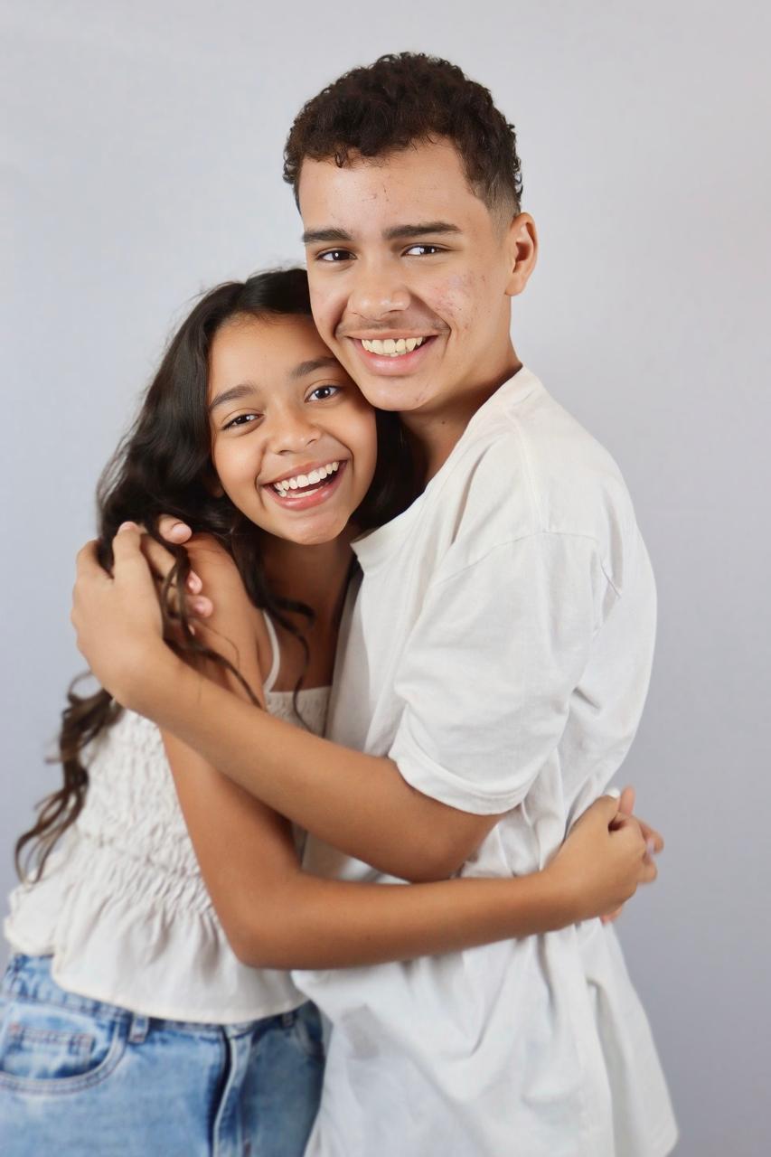 Rafaela e Bruno abraçados